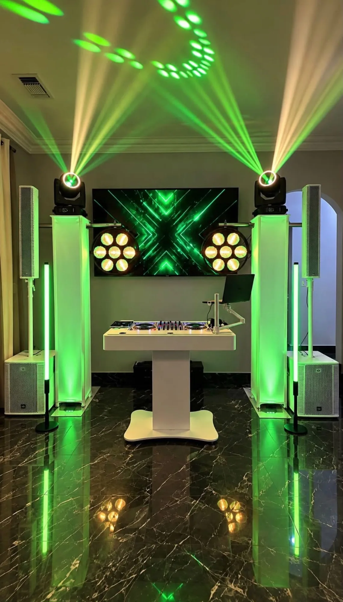 Συμμετρικό επαγγελματικό DJ setup με πράσινο φωτισμό και ηχεία