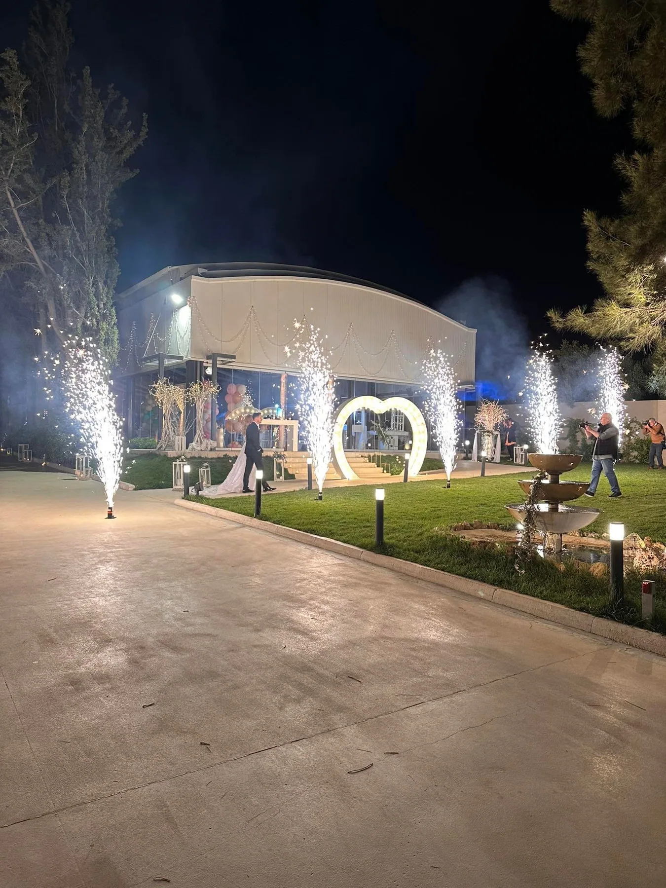 Φωτεινά συντριβάνια σε είσοδο γαμήλιας εκδήλωσης