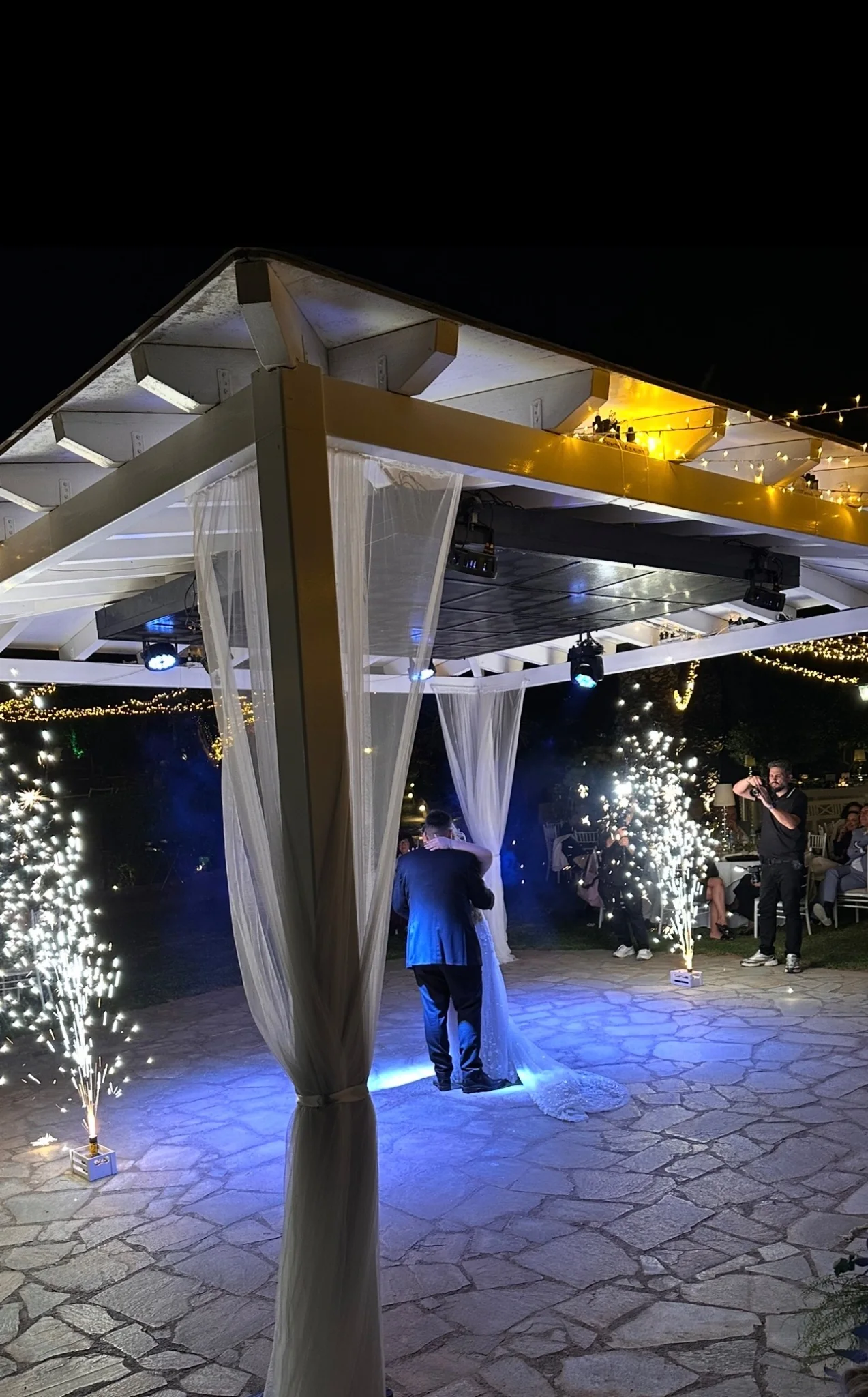 Πρώτος χορός με συντριβάνια φωτός σε γαμήλια εκδήλωση